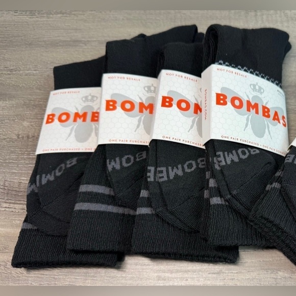 Bombas Men's Crew Socks in Black Size Medium - 4 Pairs Bombas Men's Crew Socks in Black Size Medium - 4 Pairs